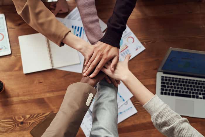 Equipo de asesores reunidos